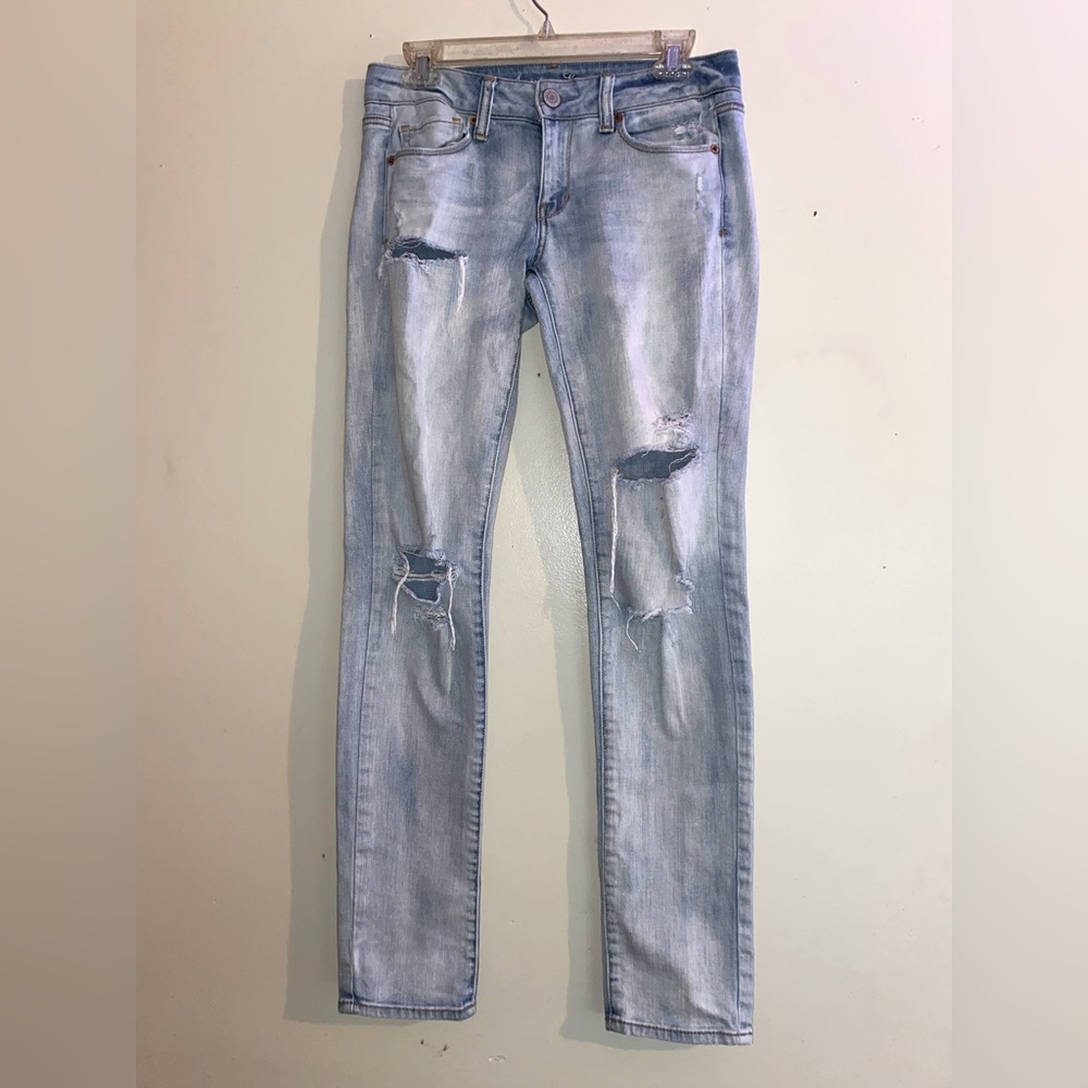 American Eagle Light Wash Distressed Skinny Jeans Size 4